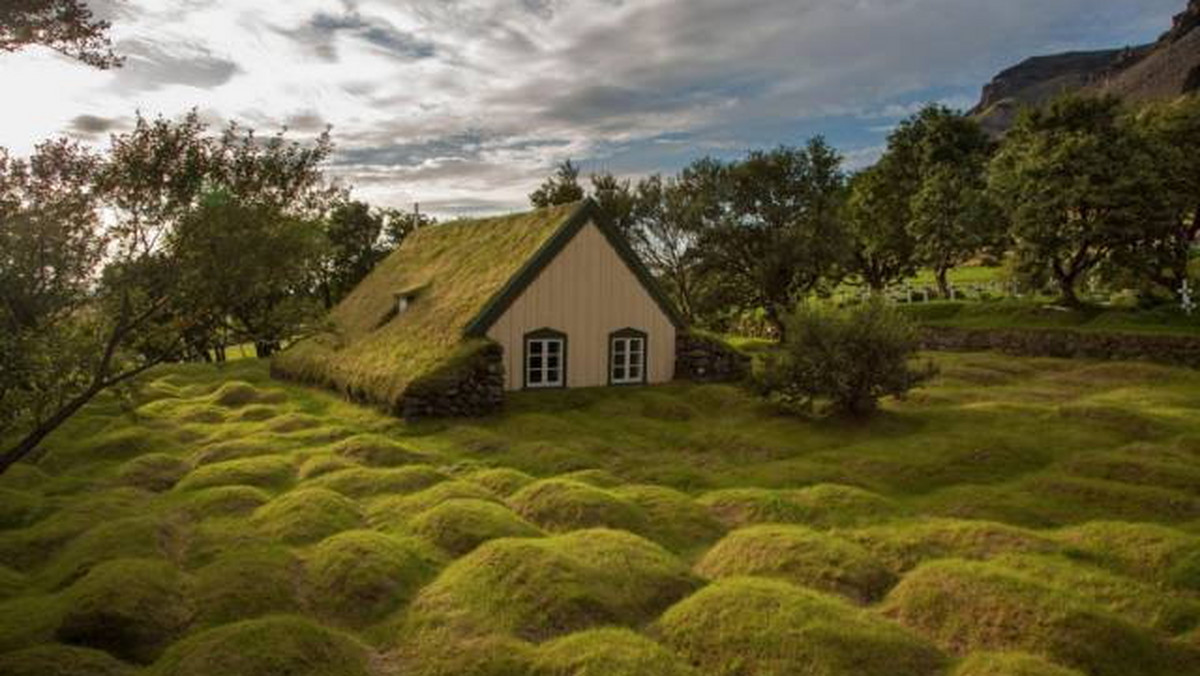 Natura, specyficzna architektura, jeziora i góry - te i inne widoki można zastać w malowniczej Islandii.