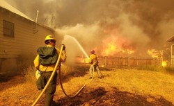 Pożar doszczętnie zniszczył miasteczko w Kalifornii. Cztery osoby zaginione [WIDEO]