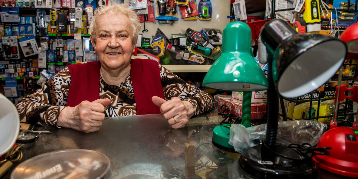 Pani Janina Bajek z Krakowa ma 90 lat i prowadzi sklep