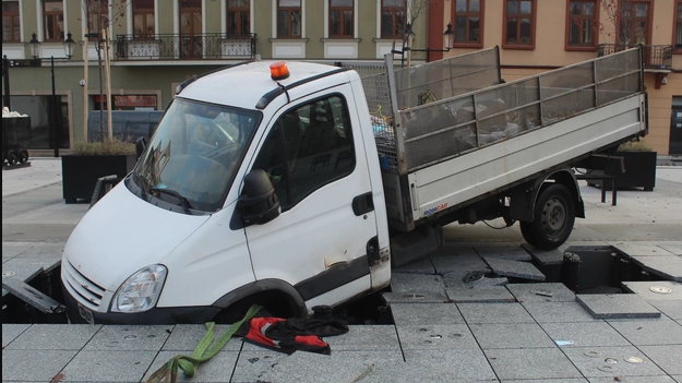 Samochód wpadł do bocheńskiej fontanny