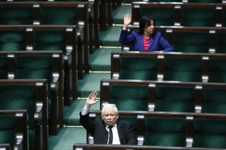 Wrzutka prezesa i senacki gambit wokół tarczy antykryzysowej