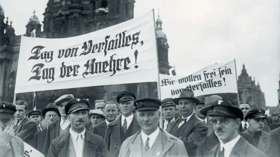 Pristalice nacista marširaju Berlinom 1938. godine tokom demonstracija protiv Versajskog sporazuma, kojim je okončan Prvi svetski rat i koji je Nemačkoj nametno velika ograničenja i obavezao je na isplatu ratne odštete. | Foto: Imagno / Getty Images