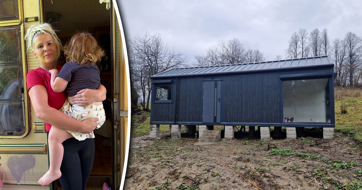 Dostały domek ze zbiórki. Dlaczego nadal śpią w przyczepie?
