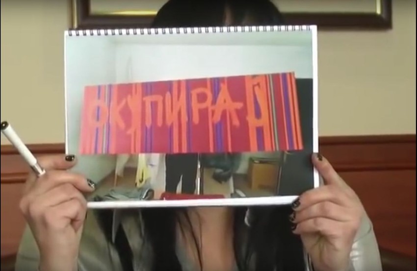 Predsednica Skupštine opštine Požega Zorica Mitrović pokazuje rad Milovana De Stila Markovića „Šta da se radi? Okupiraj!”