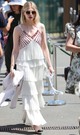 Lucy Boynton stílusérzékére ismét nem lehetett panasz: a Chanel 2025-ös Pre-Fall kollekciójából választott egy fehér, gyöngyökkel díszített topot, amit egy légies, fodros nadrággal kombinált. Az összhatás egyszerre volt elegáns, letisztult és hamisítatlanul Chanel.