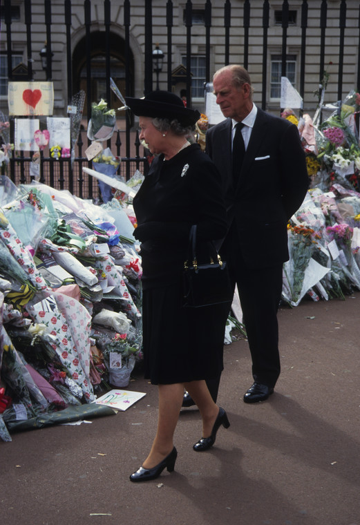 Królowa Elżbieta II i książę Filip przed pałacem Buckingham (wrzesień 1997 r.)