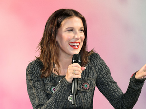 Ez itt tényleg Millie Bobby Brown? Alig ismertünk rá a Stranger Things 21 éves színésznőjére, királynőként tündökölt a vörös szőnyegen