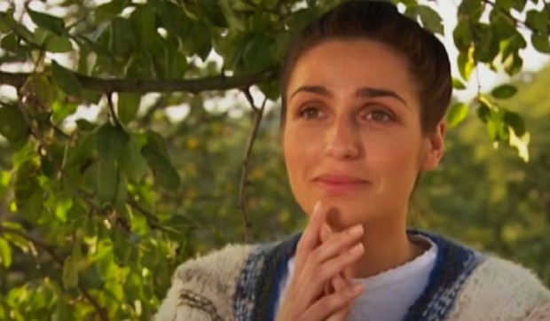 Mona u Selo gori, a baba se češlja