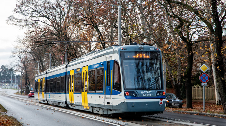 Indul  a vasútvillamos az ünnepélyes átadás után, november 29-én /Fotó: MTI Rosta Tibor