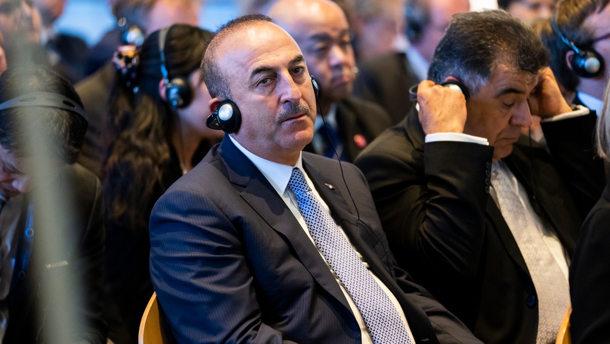 Szef tureckiego MSZ Mevlut Cavusoglu ostrzegł dziś, że Ankara zerwie porozumienie zawarte w 2016 r. z Unią Europejską w sprawie powstrzymywania napływu migrantów do UE, jeśli Unia nie zniesie obowiązku wizowego dla obywatel Turcji.