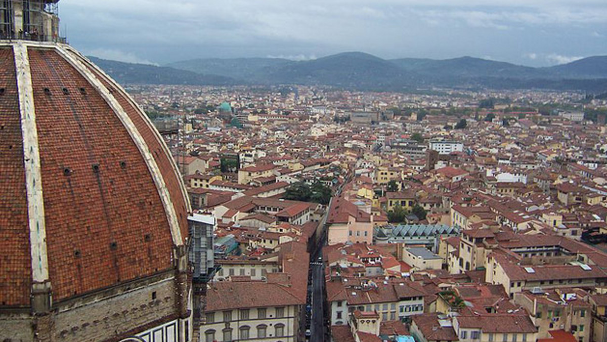 Władze Florencji liczą już przyszłe zyski, jakie może przynieść miastu premiera nowej powieści Dana Browna. "Turystyka w mieście spadła o 10 procent, a jeśli książka poradzi sobie dobrze, odzyskamy te 10 procent" - zapowiedział w rozmowie z wysłannikiem "The Observer" szef rady miasta Eugenio Giani.