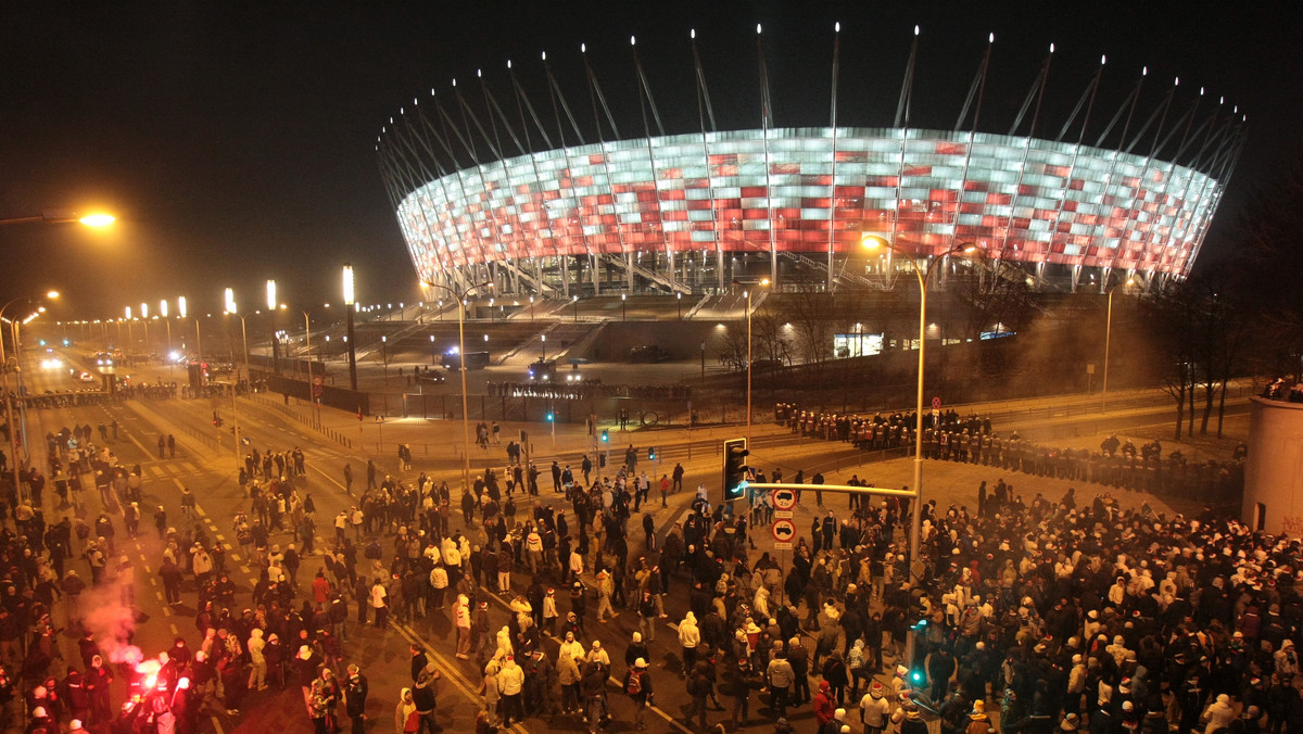 Pięciu kibiców Legii w "oficjalnej" demonstracji, a łącznie kilkaset osób przeszło w sobotę sprzed stadionu przy ul. Łazienkowskiej pod Stadion Narodowy, w proteście przeciw odwołaniu meczu o piłkarski Superpuchar. Zatrzymano dwie osoby, ale według policji manifestacja przebiegła spokojnie.