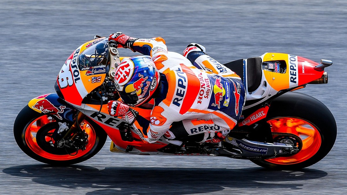 Kibice na torze Barcelona-Catalunya w Montmelo oszaleli z radości, gdy ich faworyt Dani Pedrosa (Repsol Honda) uzyskał najlepszy czas okrążenia w kwalifikacjach przed GP Katalonii motocyklowych mistrzostw świata MotoGP. Wyprzedził innego Hiszpana Jorge Lorenzo (Ducati Team). Trzecie miejsce zajął Danilo Petrucci (Octo Pramac Racing), potwierdzając wysoką dyspozycję.