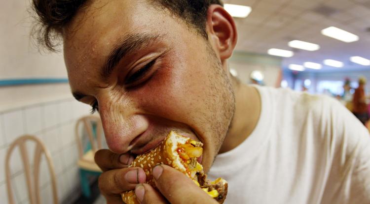 Dupla sajtburgert eszik egy férfi egy miami McDonaldsban