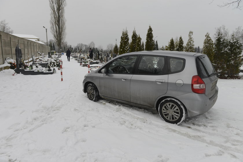 Pochowali ludzi na drodze