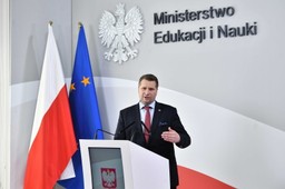 Podwyżka, obniżka czy status quo? Sprawdzamy propozycję MEiN dla nauczycieli