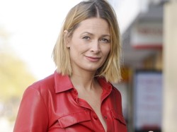 Taki look pobudza zmysły: Odeta Moro w czerwonej skórzanej szmizjerce!