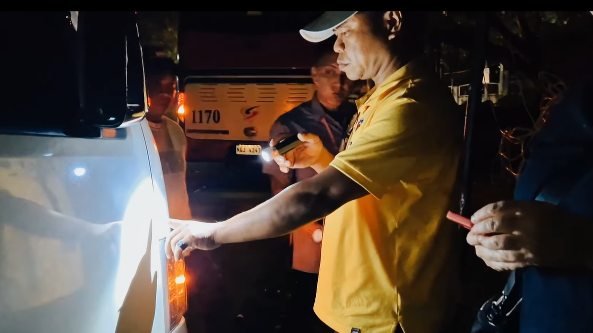 Baleset érte az Ázsia Expressz csapatának kisbuszát – videó