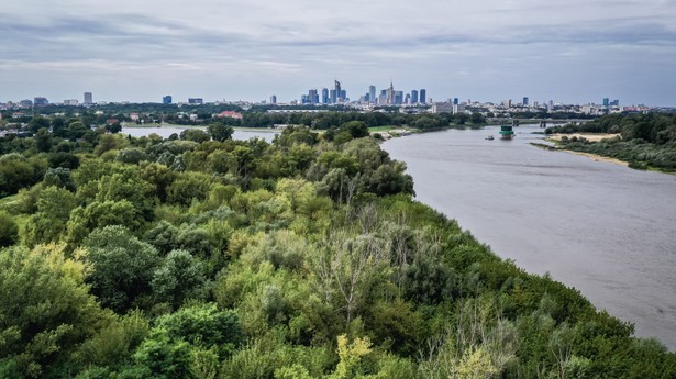 Widok z drona na Wisłę w Warszawie