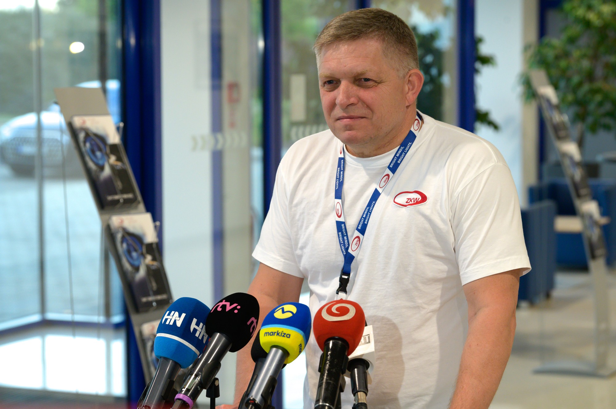 Predseda vlády SR Robert Fico (SMER-SD) po odpracovaní nočnej zmeny v závode ZKW Slovakia s. r. o. v obci Krušovce.