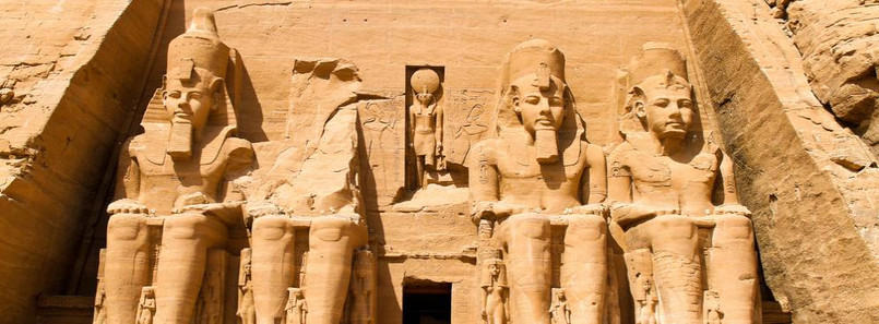 Abu Simbel – miasto położone nad Jeziorem Nasera warto zobaczyć ze względu na znajdujący w nim kompleks świątynny zbudowany przez faraona Ramzesa II. Abu Simbel stanowi w chwili obecnej jeden z najistotniejszych zabytków Egiptu.