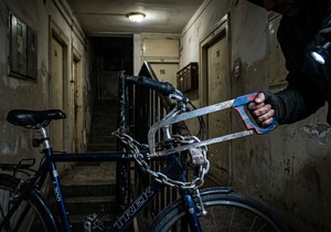 Krađa bicikla - ilustracija napravljena korišćenjem veštačke inteligencije