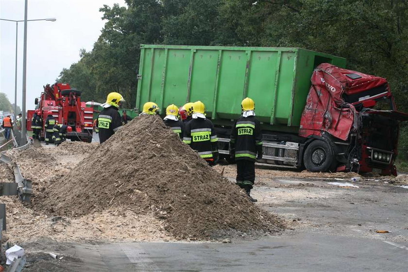 Ciężarówka wywróciła się na trasie katowickiej