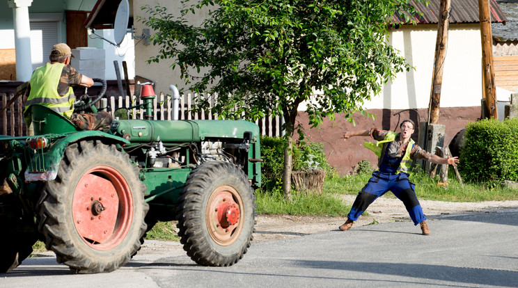 A Szifont alakító Debreczeny Csaba vezette a traktort,amely elől a sorozat Matyijának el kellett ugrania/ Fotók: RTL Klub