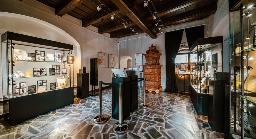 Sala wystawy czasowej posiada m.in. piec segmentowy z przełomu XIX i XX wieku.