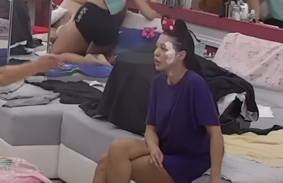 Maju izgrebala Anđela