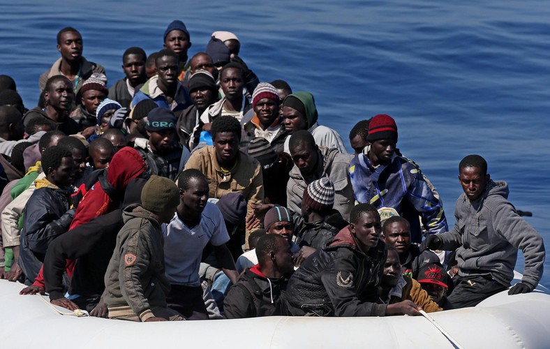 IMIGRANCI PŁYNĄ Z AFRYKI DO EUROPY NA TRATWACH I PONTONACH