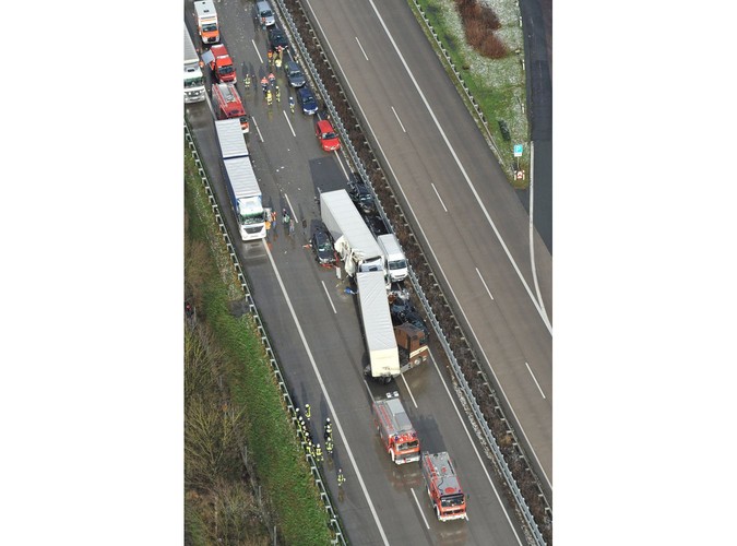 1 osoba zginęła, jest wielu rannych. Ratownicy mieli problemy z dotarciem do ofiar w rozbitych autach