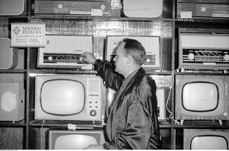 Sklep RTV w Warszawie, 1966 r. Widoczne m.in.: telewizory "Zefir 17" i "Alga" oraz radioodbiornik "Światowid 3201"