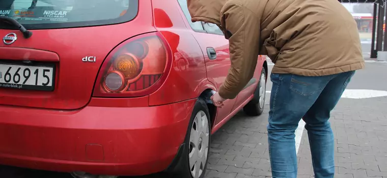 Słyszysz dziwny dźwięk, ruszając samochodem? To wcale nie musi być awaria