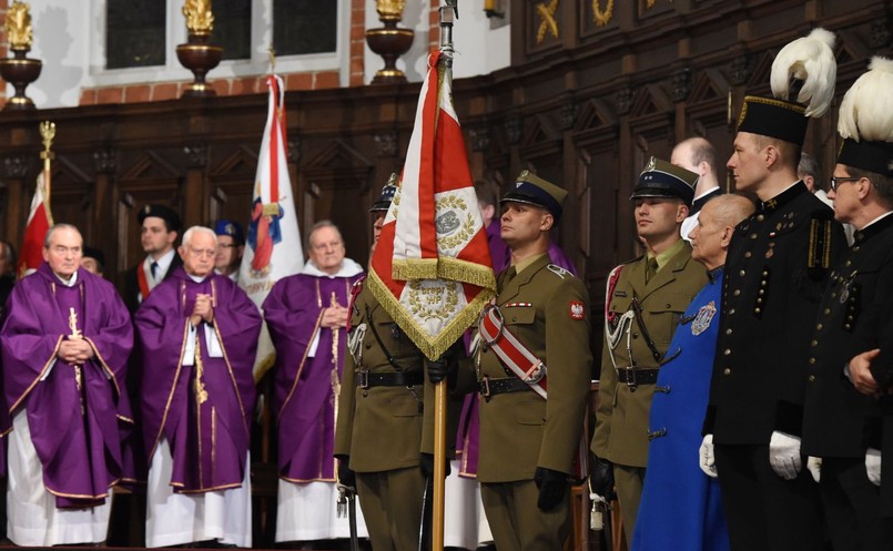 Wieczorna msza święta w warszawskiej archikatedrze św. Jana Chrzciciela, w 68. miesięcznicę katastrofy smoleńskiej