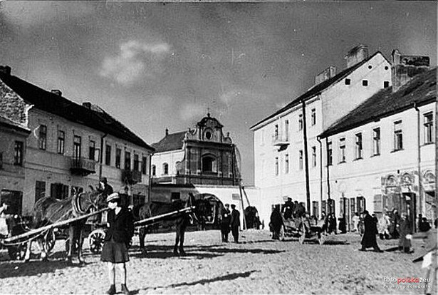 Brama do getta w Radomiu przy ul. Wałowej, ok. roku 1940, autor nieznany