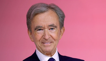 Egy férfi uralja Carrie Bradshaw gardróbját – és még csak nem is hallottál róla. Ki az a Bernard Arnault?