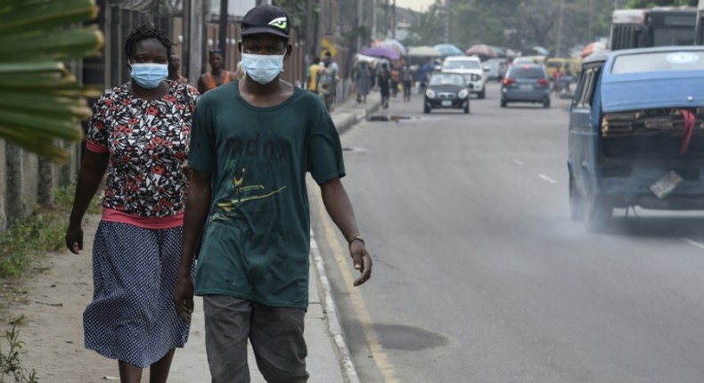 A black man and woman wearing a face mask (Loop Barbados)