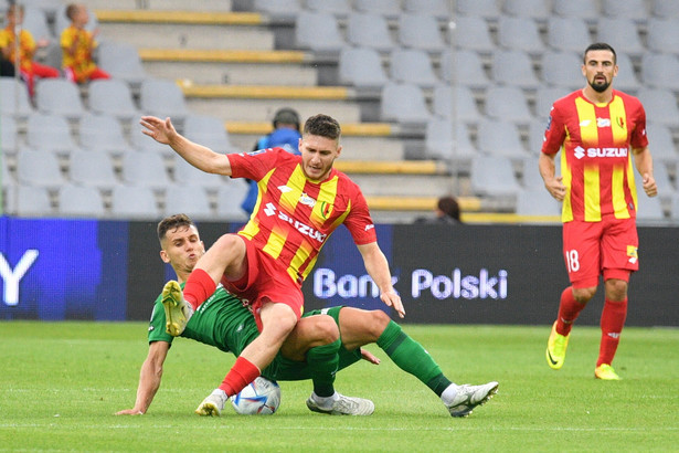 Piłkarz Korony Kielce Jakub Łukowski (przód) i Konrad Poprawa (C-tył) ze Śląska Wrocław podczas meczu Ekstraklasy