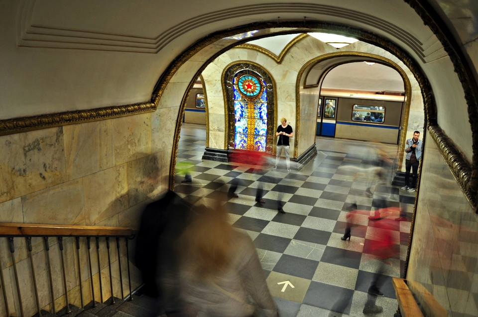 Moskiewskie metro, czyli szary człowiek na pałacach