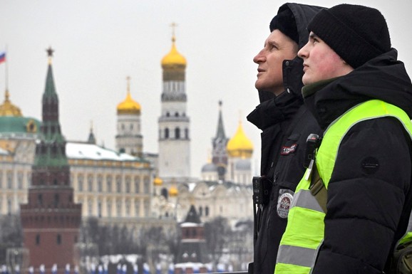 (VIDEO) PUTINOVA KOLONA USRED NOĆI JURILA KA KREMLJU! Misterija drame u Moskvi upalila alarm u NATO: "Napašće u SVAKOM TRENUTKU"