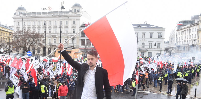 Kołodziejczak chce zabrać Morawieckiemu i Kaczyńskiemu paszporty. Podał niezwykły powód