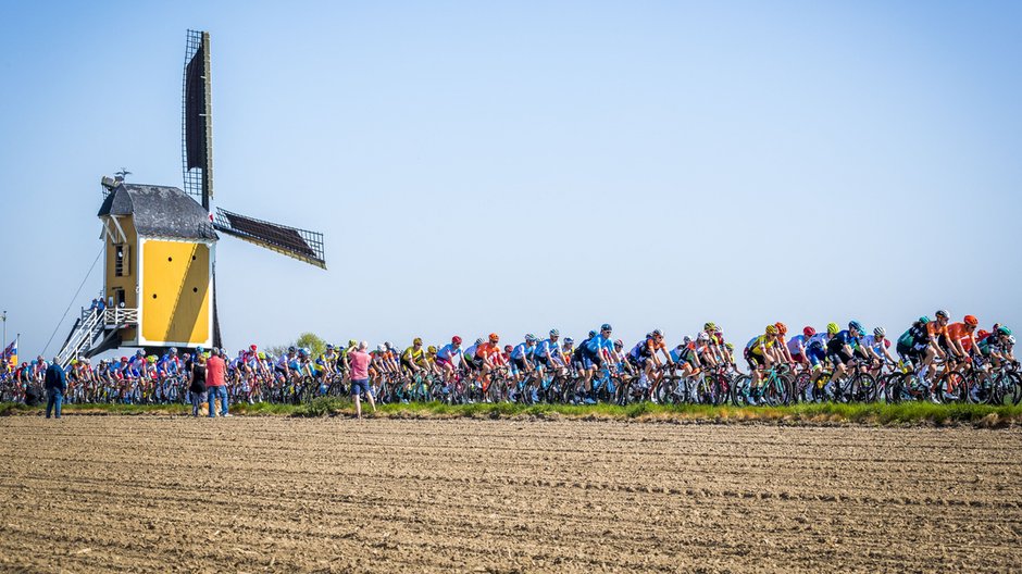 Peleton podczas zawodów Amstel Gold Race 2019