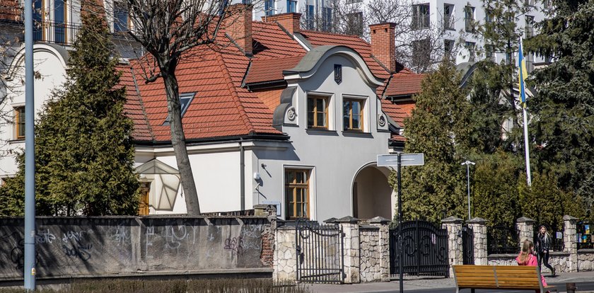 Nie żyje mężczyzna, który podpalił się przed konsulatem Ukrainy w Krakowie