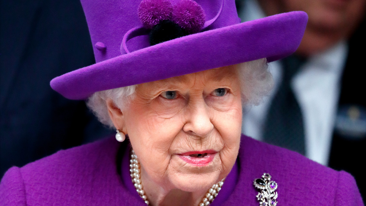Elżbieta II wykonuje swoje obowiązki mimo zakażenia koronawirusem