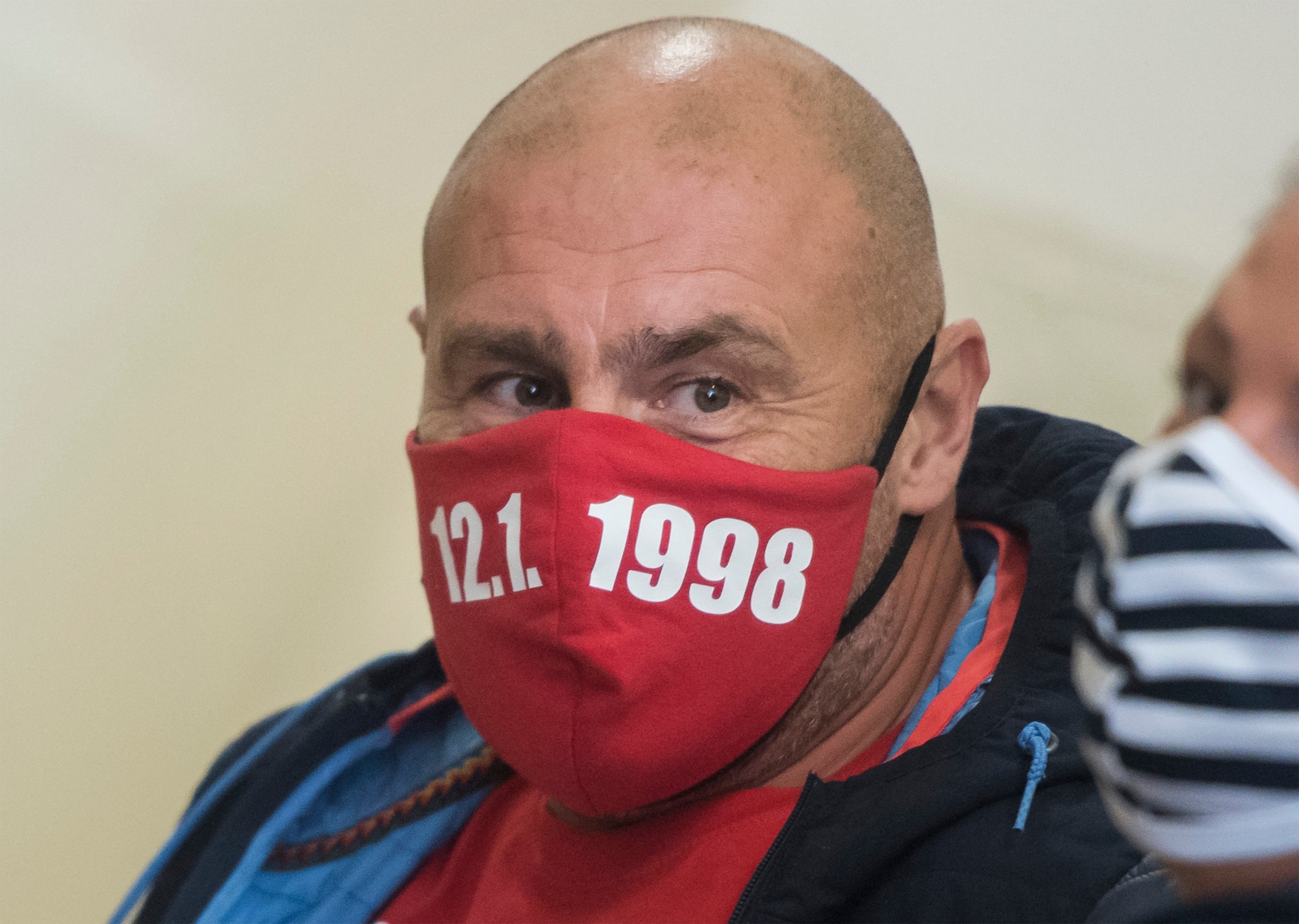 Ľuboš Ferus čaká pred pojednávacou miestnosťou na Okresnom súde (OS) Bratislava I. na proces v kauze vraždy zakladateľa bratislavskej skupiny sýkorovcov Miroslava Sýkoru z roku 1997.