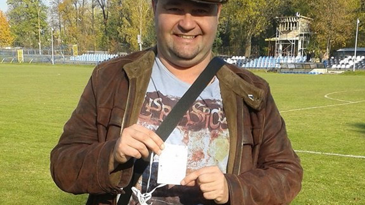 Nietypowego odkrycia dokonał wiceprezes klubu JKS Jarosław, Maciej Głowa. Na boisku sportowym podczas sobotniego meczu II Ligi znalazł balon i dołączonym liścikiem napisanym w języku węgierskim. Znaleziskiem pochwalił się na Facebooku.