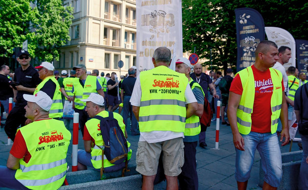 Protest górników przed siedzibą PiS. Do Warszawy przyjedzie 1000 związkowców z JSW