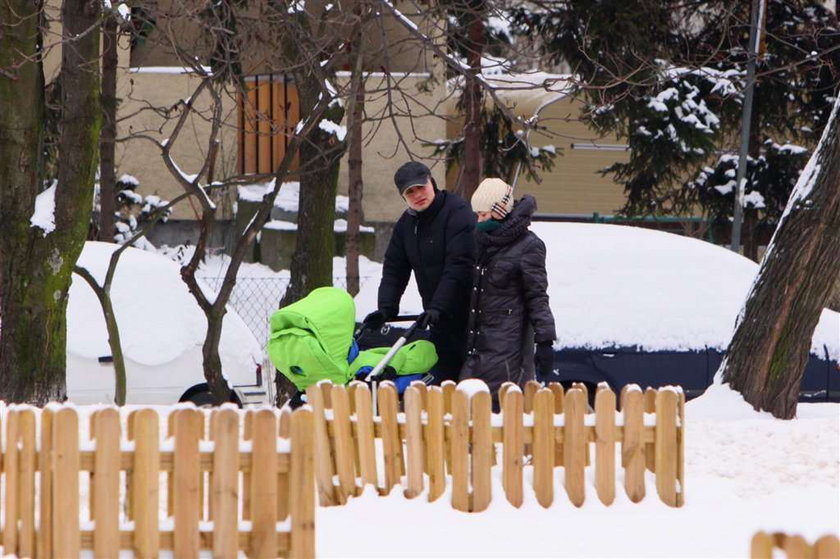 Cichopek i Hakiel hartują synka! Za oknem -10 stopni!