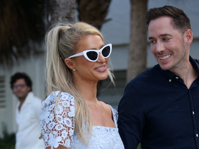 Paris Hilton sa suprugom